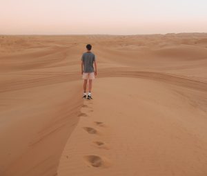 Homme cheminant dans le désert