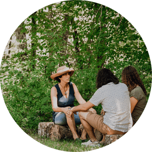 Fabienne Vaillant accompagne un couple en thérapie dans la nature